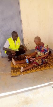 assistance femme trouvée en désert 2.jpg